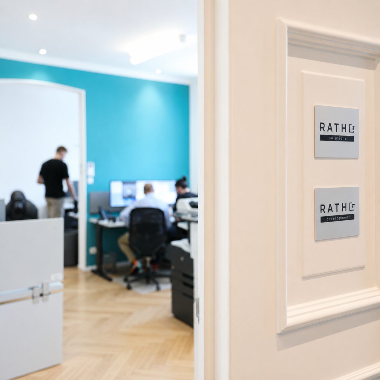 Blick ins Büro mit den Firmenschildern rath-it.solutions und rath-it.development