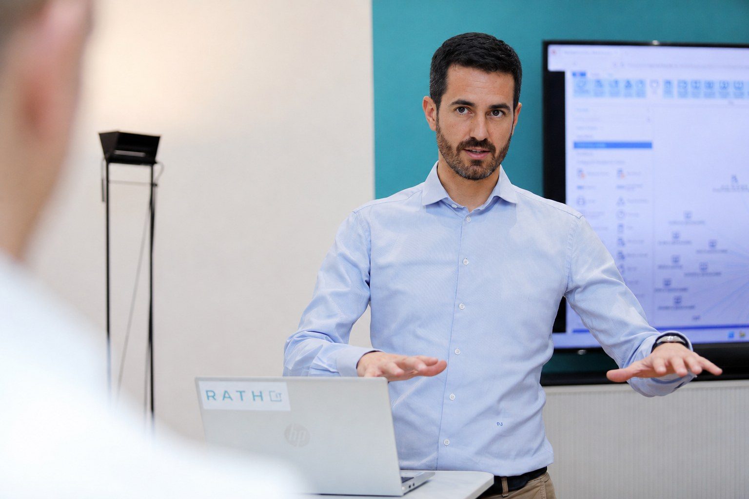 Max Hackl erklärt einem Kunden den IT-Befund